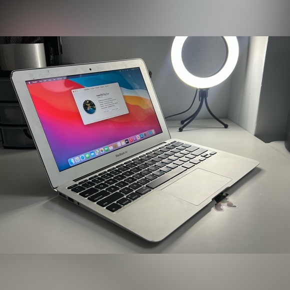 MacBook Air 11 Inch - Picture 3 of 4